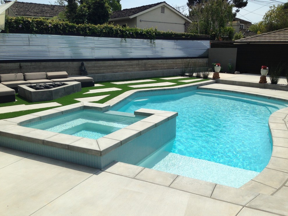 Inspiration for a mid-sized contemporary pool in Los Angeles.
