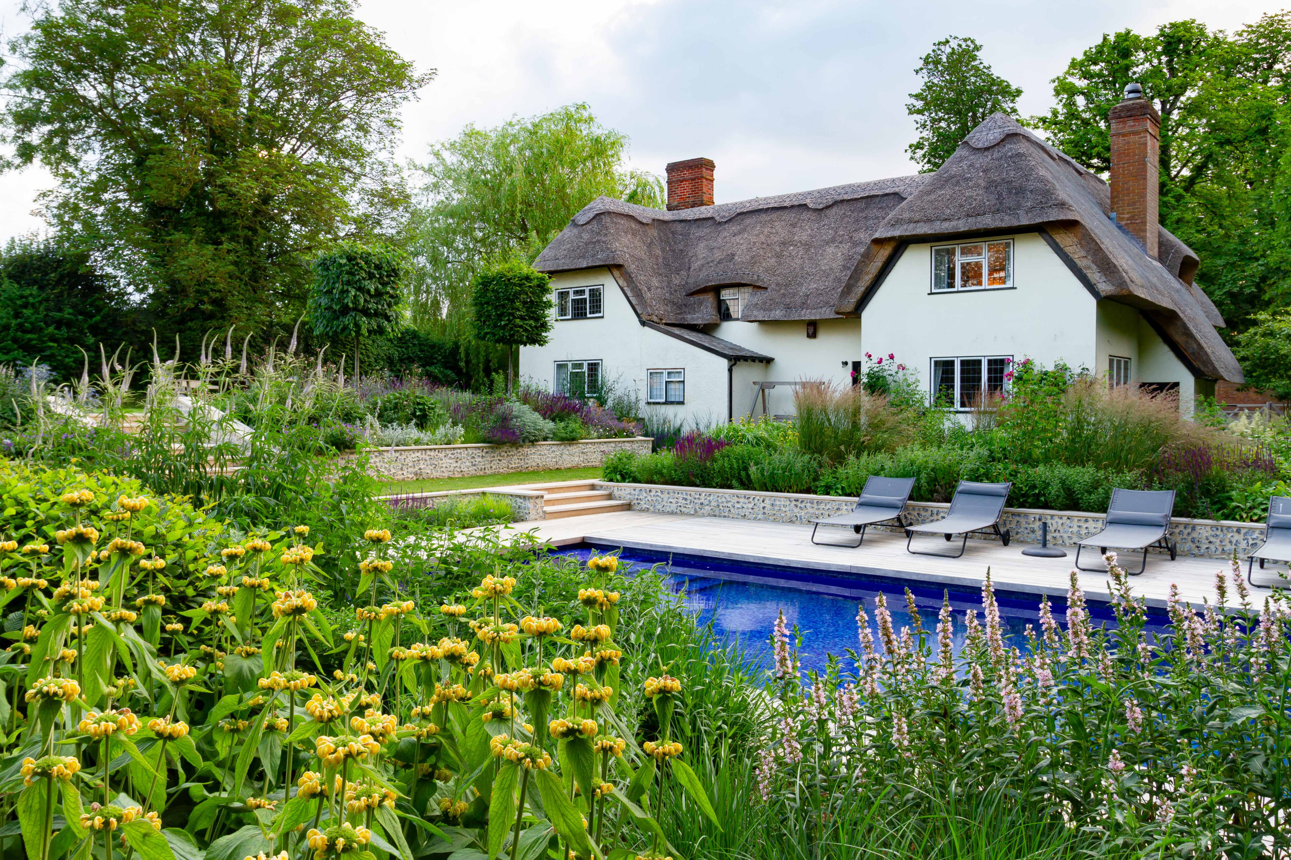 Yard of the Week: Country Charm for a Traditional English Cottage, image size:2560x1706