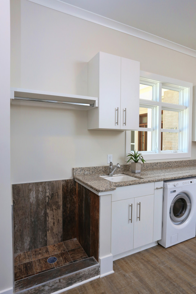 Transitional home design photo in Raleigh