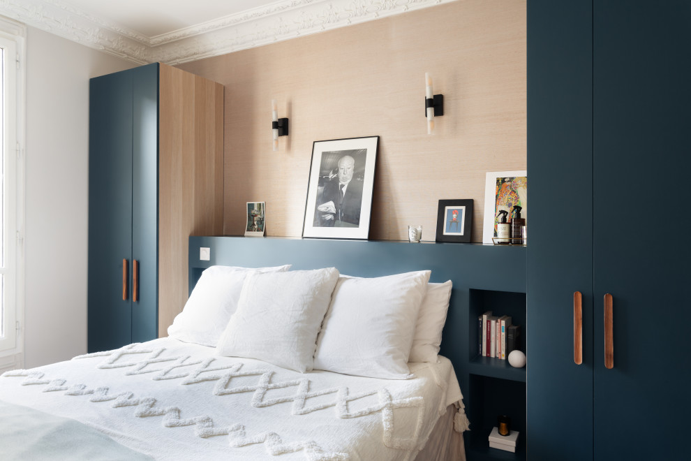 Imagen de dormitorio principal moderno de tamaño medio con paredes azules, suelo de madera en tonos medios, chimenea de esquina, marco de chimenea de ladrillo, madera y papel pintado