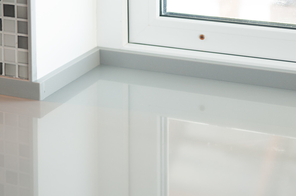 Большая кухня с барной стойкой