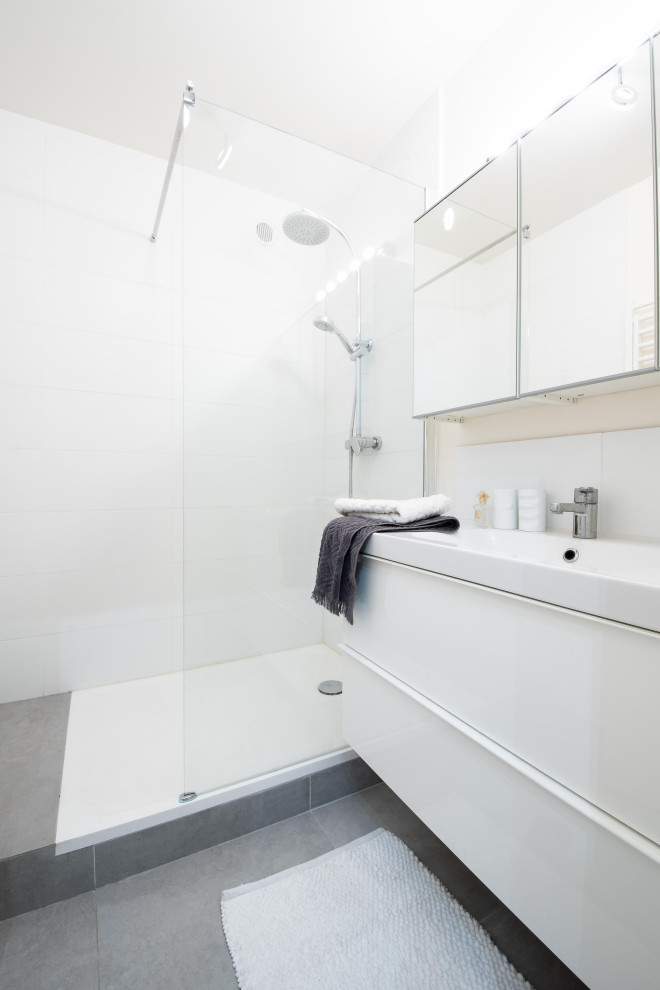 Réalisation d'une petite salle de bain design.