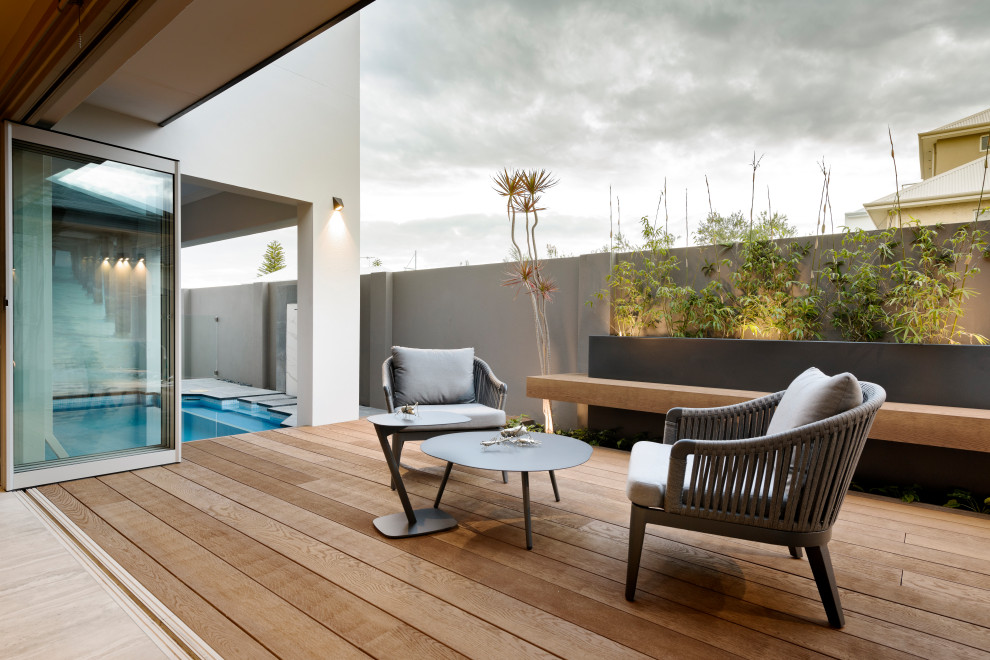 Diseño de terraza actual de tamaño medio sin cubierta en patio lateral