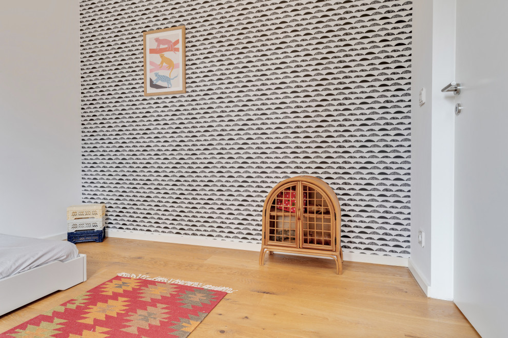 Kleines, Neutrales Stilmix Kinderzimmer mit Schlafplatz und Tapetenwänden in Nürnberg