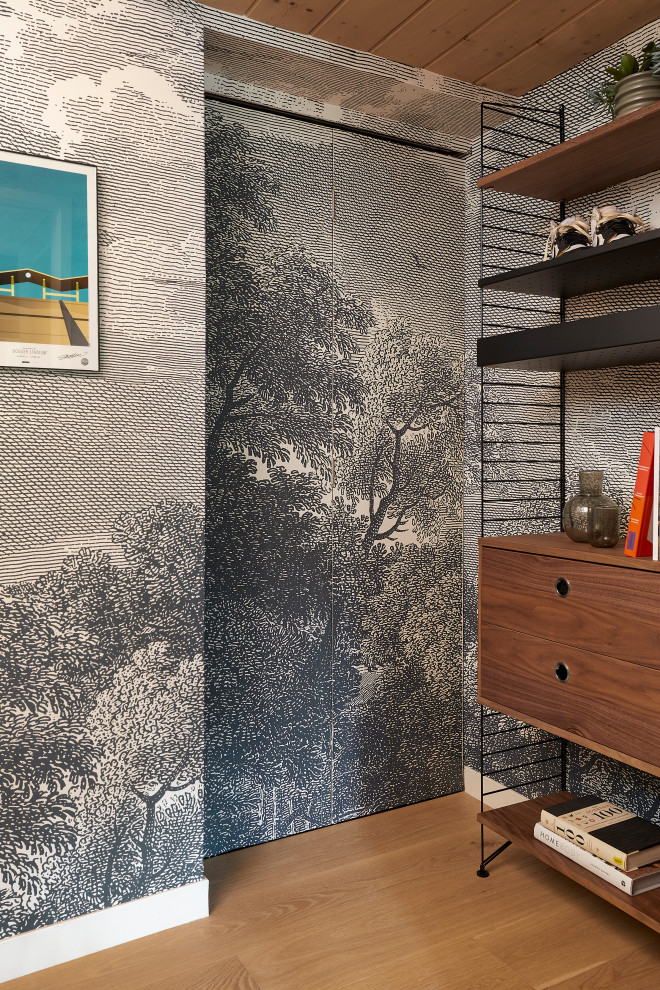 Diseño de despacho vintage pequeño con paredes grises, suelo de madera clara, escritorio independiente, suelo marrón, madera y papel pintado