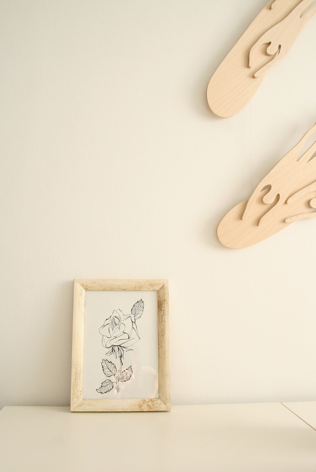 Графика с современном белом интерьере