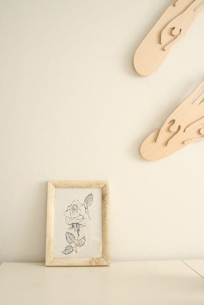 Графика с современном белом интерьере