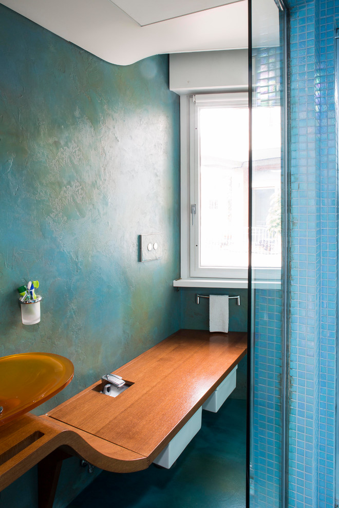 Idee per un bagno di servizio contemporaneo di medie dimensioni con ante lisce, ante bianche, WC a due pezzi, piastrelle multicolore, piastrelle a mosaico, pareti multicolore, pavimento in vinile, lavabo a bacinella e top in legno