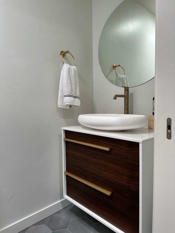 Идея дизайна: большой туалет в стиле модернизм с белыми стенами, светлым паркетным полом и коричневым полом