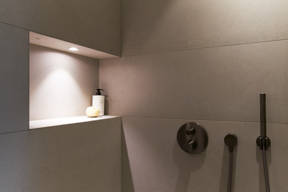 Nische im Duschbereich mit integrierter Beleuchtung