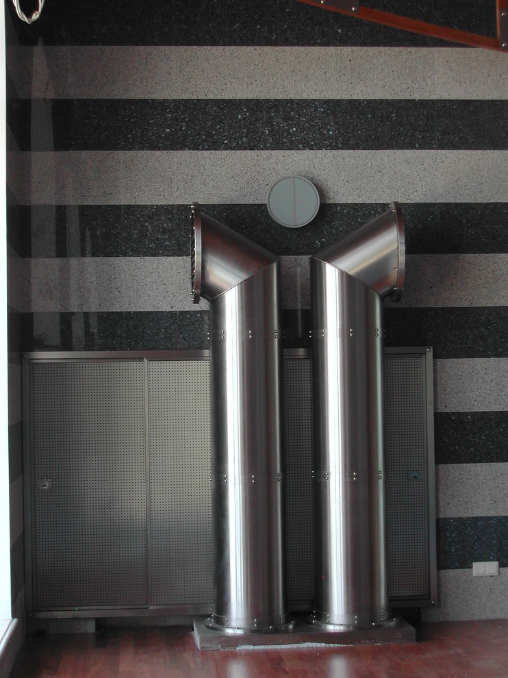 Нержавеющая сталь в интерьере бассейна загородного дома