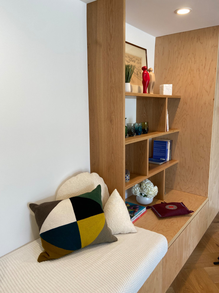 Idée de décoration pour un bureau design en bois avec une bibliothèque ou un coin lecture, parquet clair et un bureau indépendant.