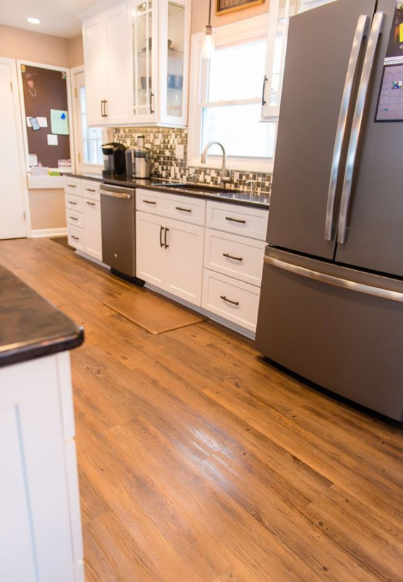 Eat-in kitchen - mid-sized transitional galley medium tone wood floor and brown floor eat-in kitchen idea with an undermount sink, shaker cabinets, white cabinets, marble countertops, metallic backsplash, mosaic tile backsplash, stainless steel appliances and a peninsula