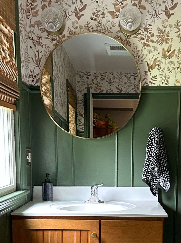 На фото: туалет среднего размера в стиле неоклассика (современная классика) с светлыми деревянными фасадами, столешницей из искусственного камня и напольной тумбой с
