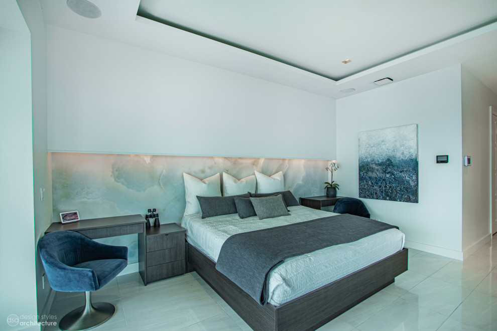 Großes Modernes Hauptschlafzimmer mit weißer Wandfarbe, Porzellan-Bodenfliesen und weißem Boden in Tampa