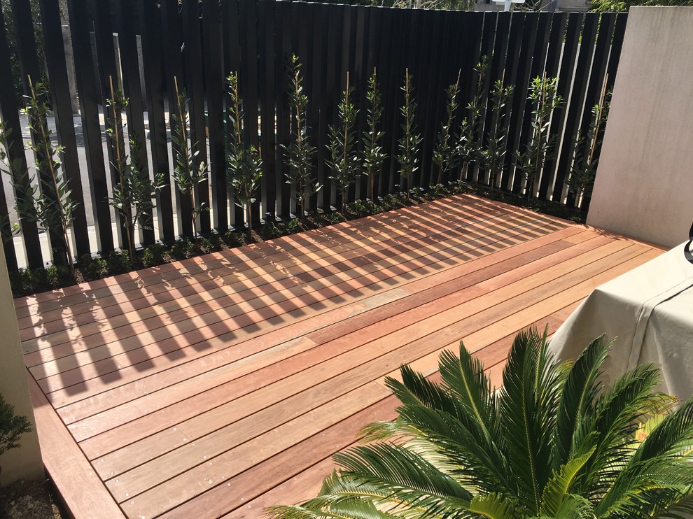 Inspiration for a small traditional side yard deck in Melbourne with no cover.