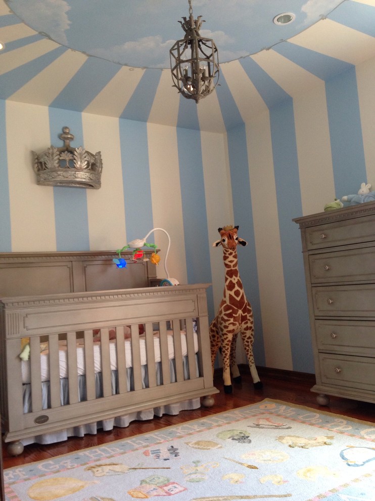 Idées déco pour une chambre de bébé classique.