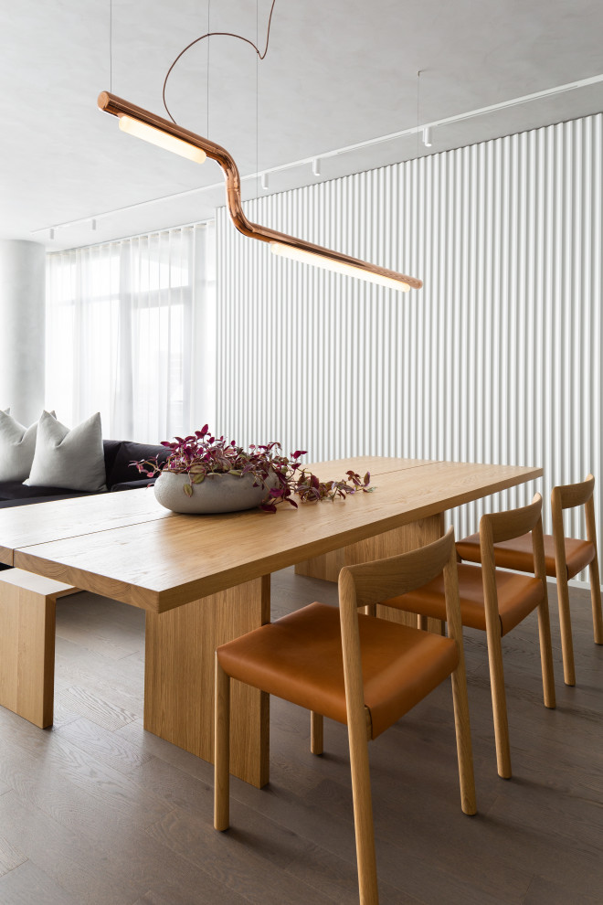 Diseño de comedor de cocina minimalista pequeño con paredes blancas, suelo de madera pintada, suelo gris y panelado