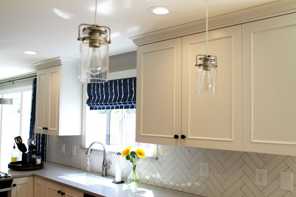 Example of a mid-sized transitional u-shaped medium tone wood floor eat-in kitchen design in Seattle with an undermount sink, shaker cabinets, white cabinets, quartz countertops, white backsplash, ceramic backsplash, stainless steel appliances, a peninsula and gray countertops