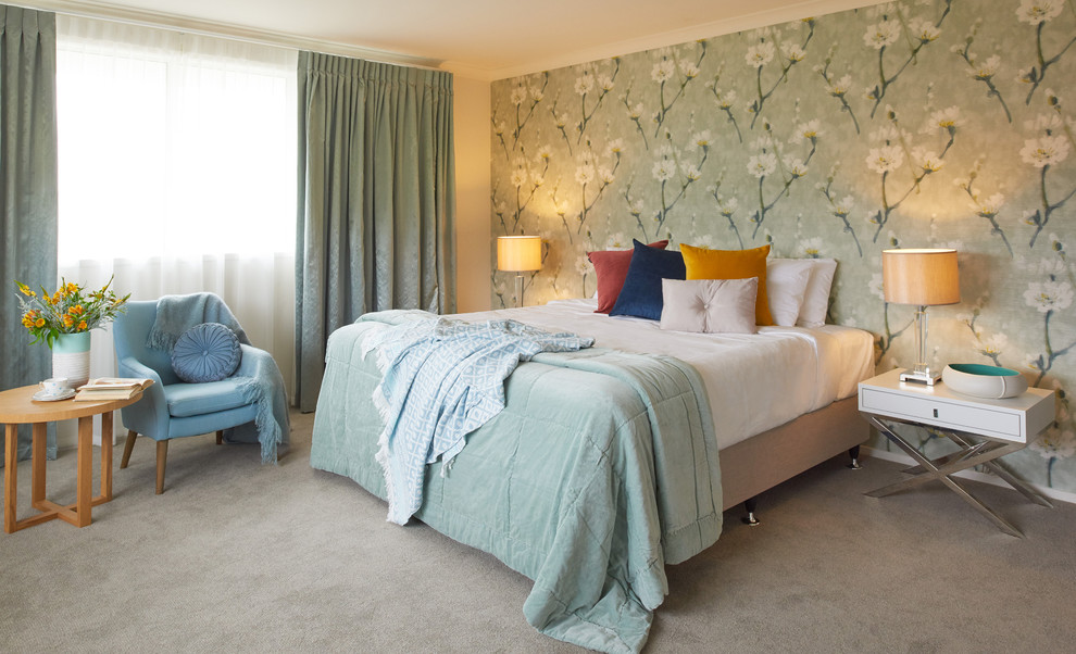 Photo of a mid-sized traditional guest bedroom in Auckland with blue walls and carpet.