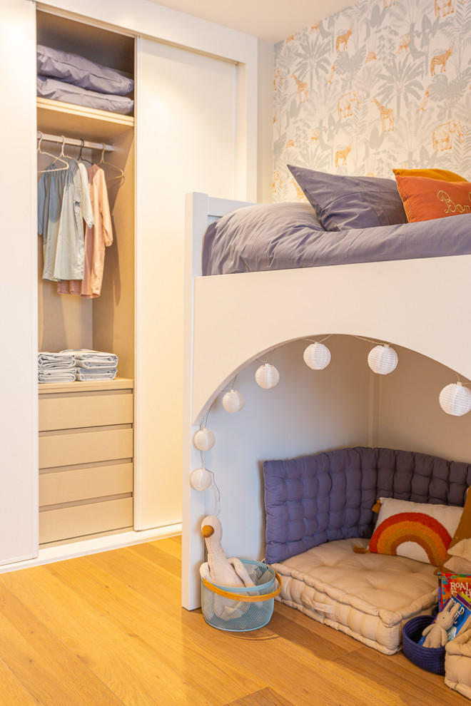 На фото: большая нейтральная детская в стиле неоклассика (современная классика) с спальным местом, синими стенами и полом из керамической плитки для ребенка от 4 до 10 лет с