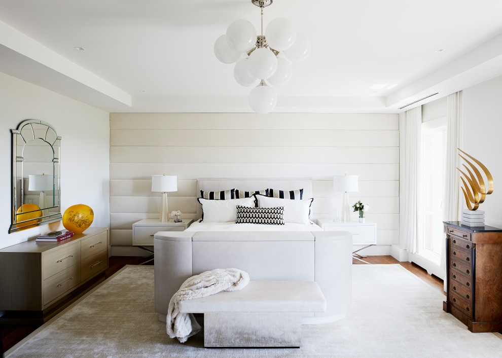 Идея дизайна: большая хозяйская спальня в современном стиле с белыми стенами, ковровым покрытием, белым полом, многоуровневым потолком и обоями на стенах