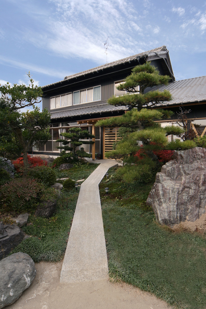 Inspiration for an asian full sun formal garden in Nagoya with a garden path.