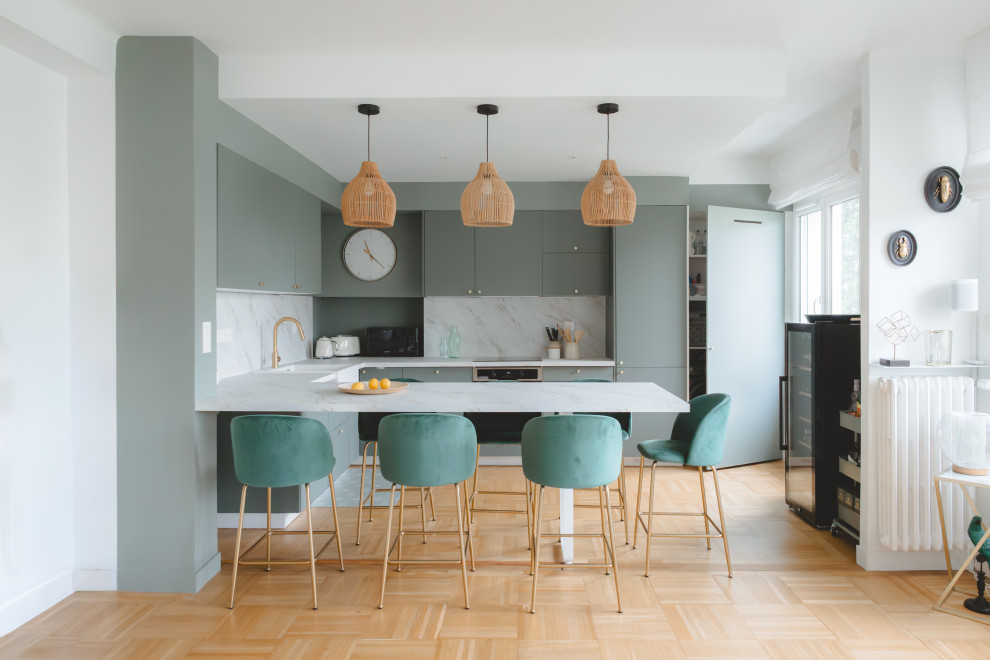 Cuisine ouverte avec ilôt central et chaises vertes - Contemporain ...