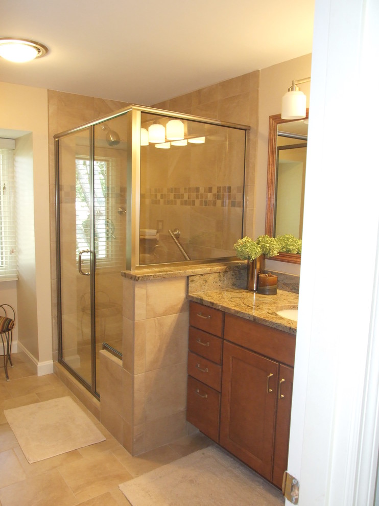 Transitional home design photo in Cincinnati