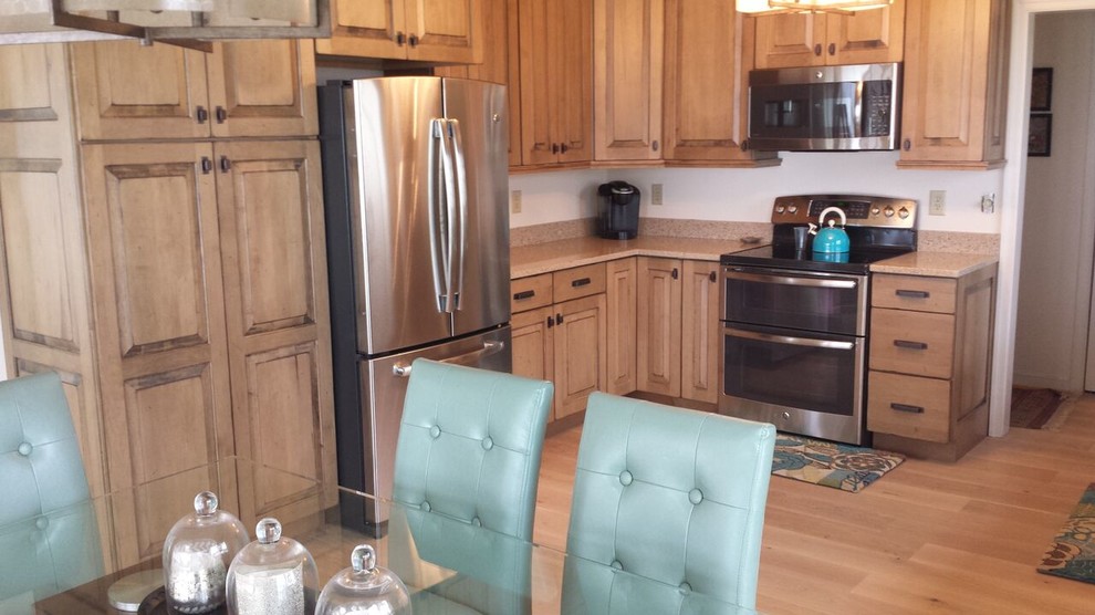 Transitional kitchen photo in Richmond