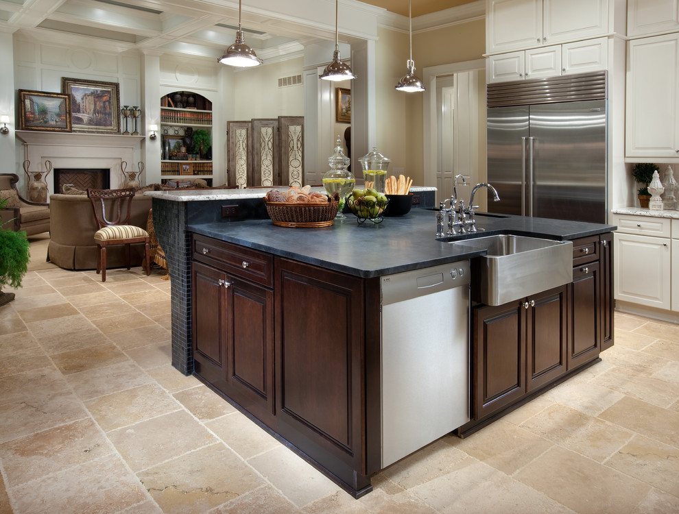 Inspiration for a traditional kitchen in Columbus.