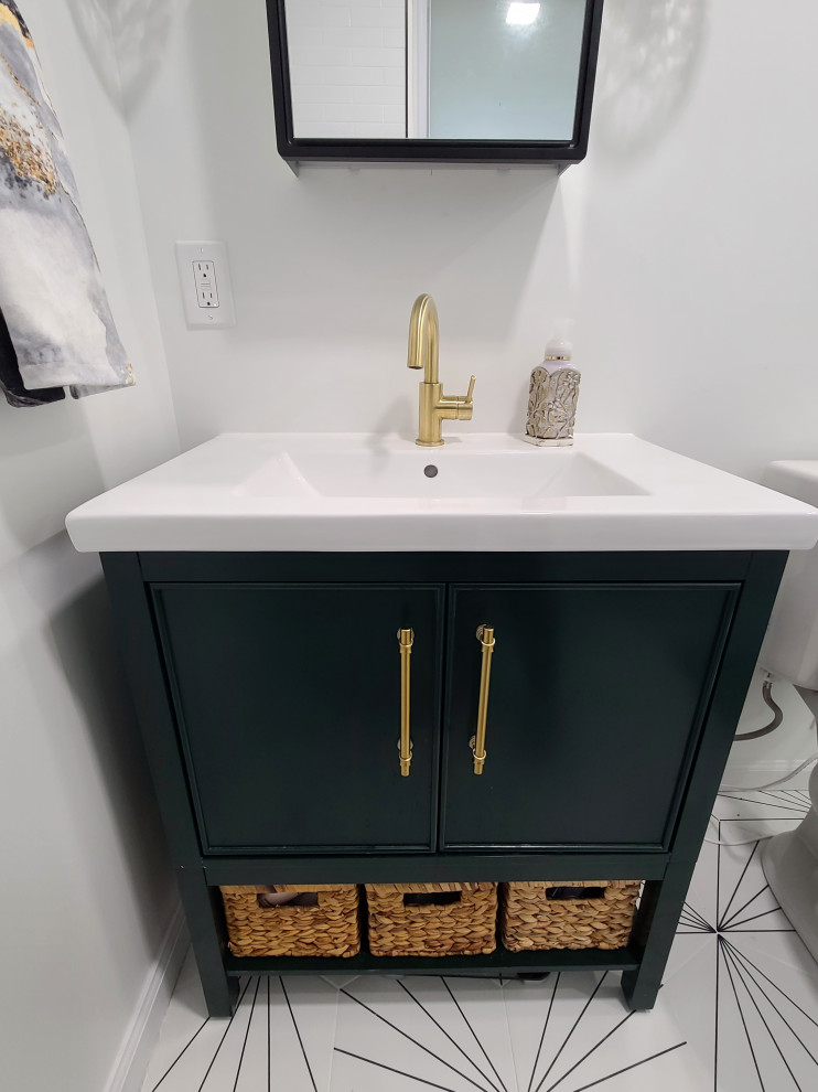 Imagen de cuarto de baño minimalista pequeño con puertas de armario verdes, sanitario de una pieza, baldosas y/o azulejos blancos, baldosas y/o azulejos de porcelana, paredes blancas, suelo de baldosas de porcelana y encimeras turquesas