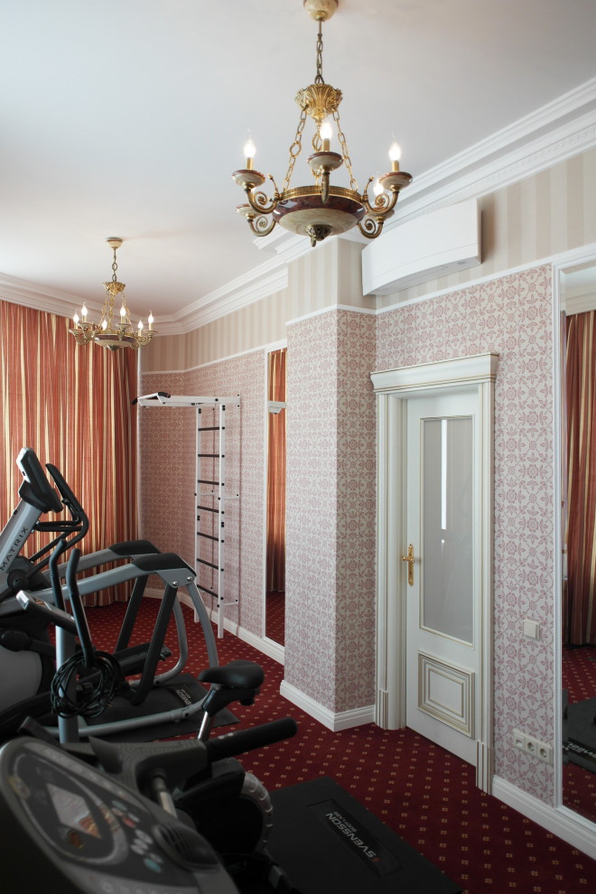 Mittelgroßer Fitnessraum mit roter Wandfarbe, Teppichboden und rotem Boden in Moskau