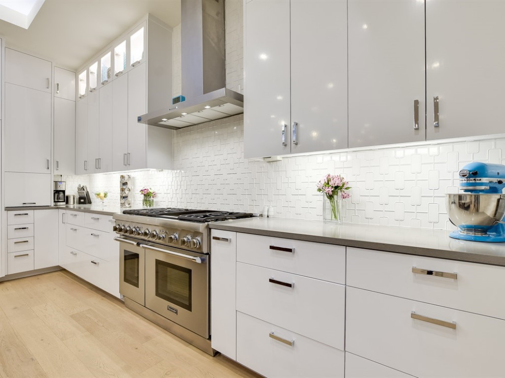Example of a minimalist kitchen design in Austin