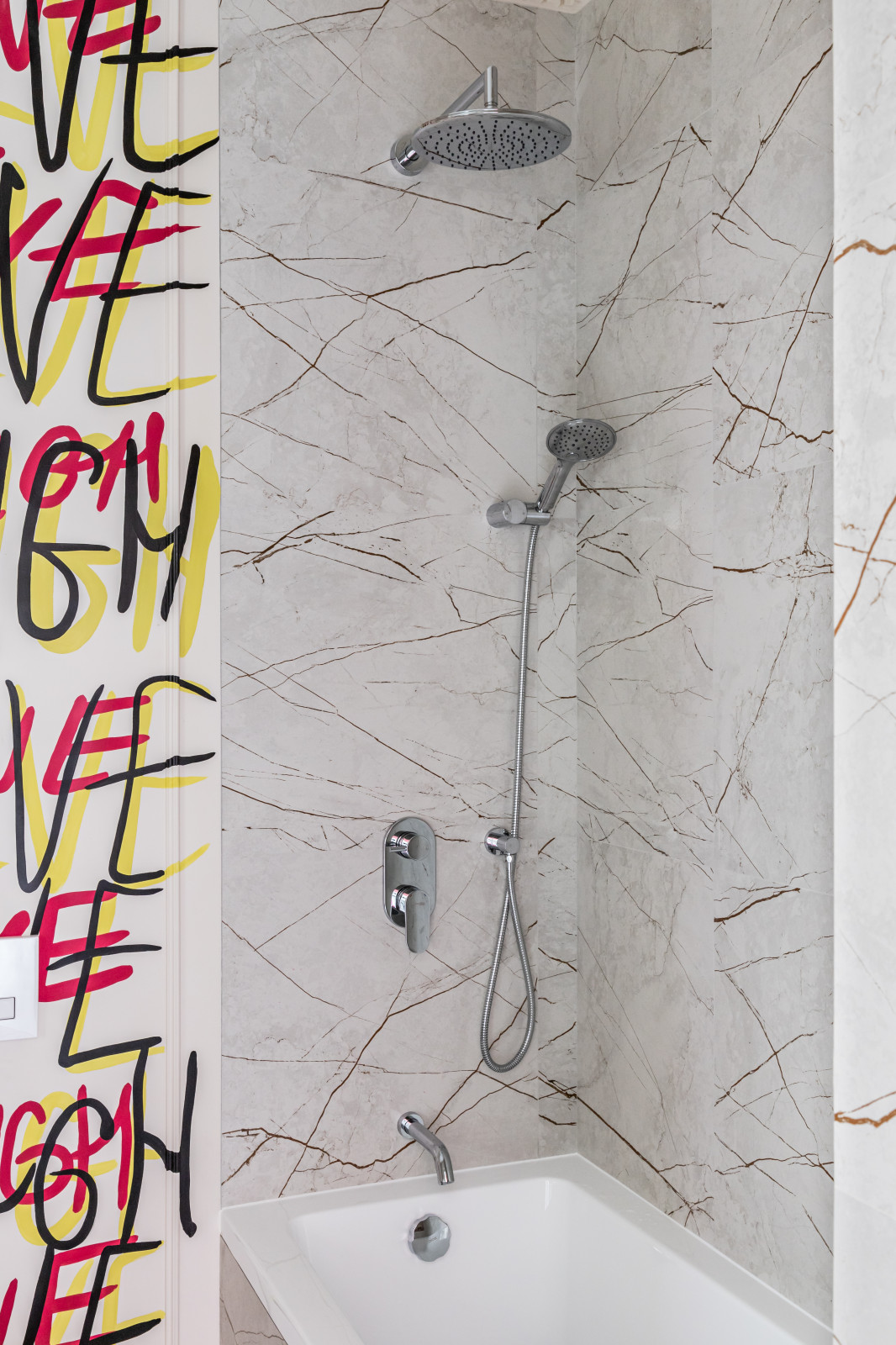 Цвет, неон и греческие богини - современная квартира 35 м² для блогера в Москве