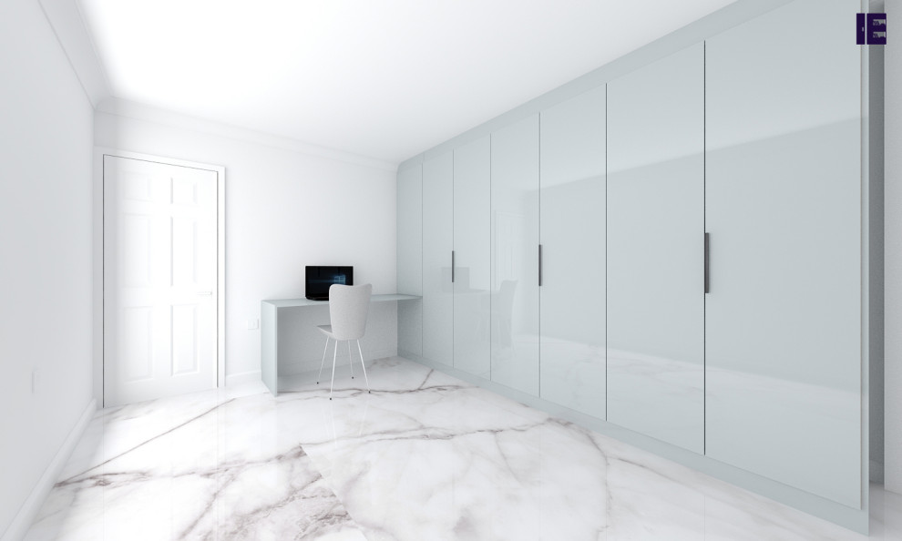 Idee per un piccolo armadio incassato minimalista con ante lisce, ante grigie, pavimento in marmo, pavimento bianco e soffitto in legno
