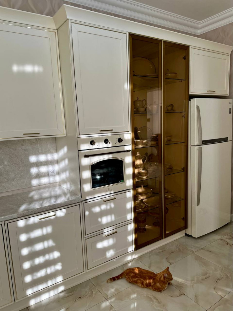 Imagen de cocinas en L clásica renovada de tamaño medio sin isla con fregadero encastrado, puertas de armario blancas, salpicadero verde y encimeras grises
