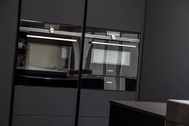 Dramatic black handleless kitchen modern-koek