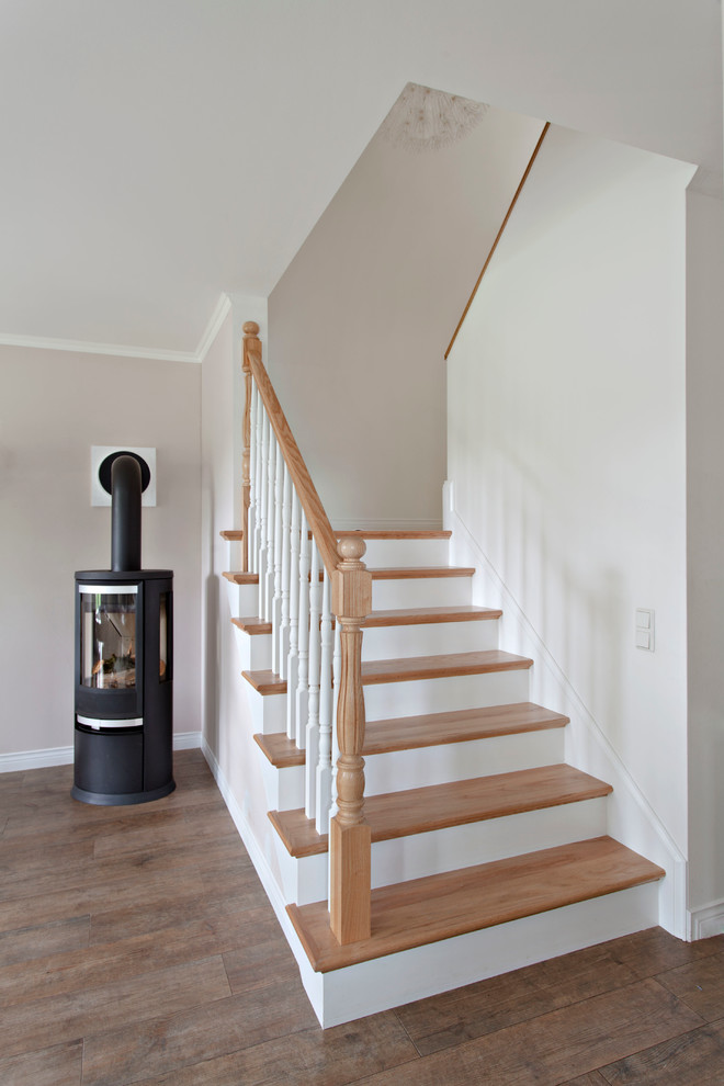This is an example of a small traditional wood curved staircase in Berlin with wood risers.