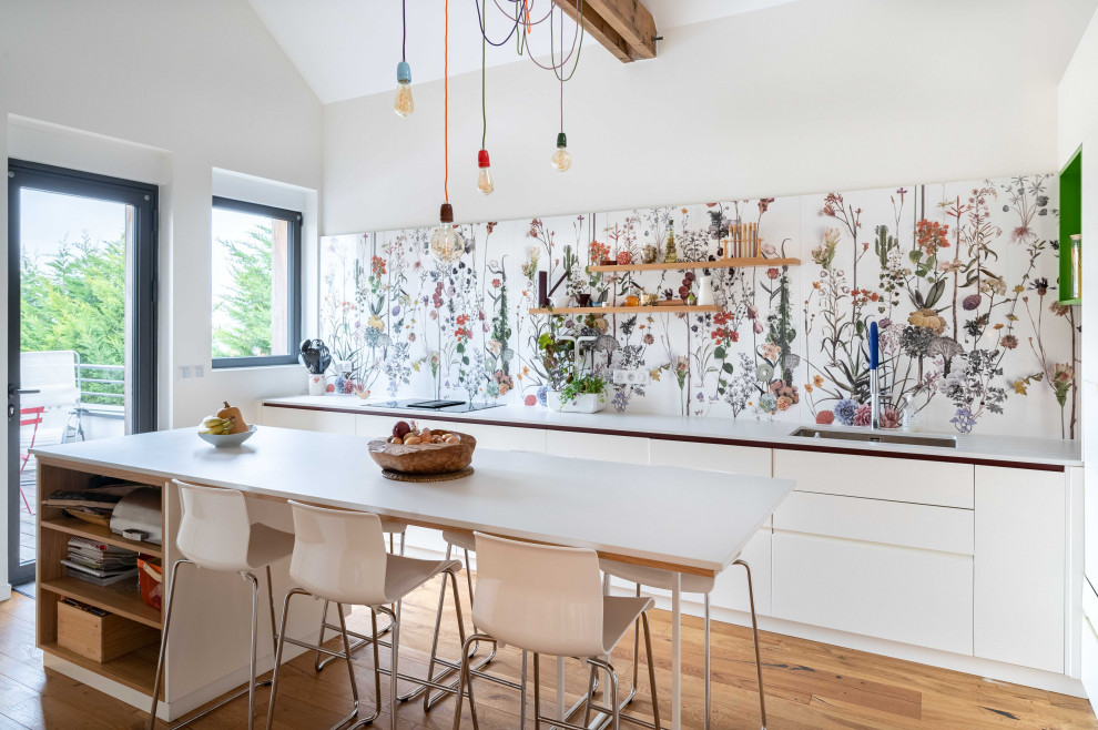Стильный дизайн: кухня в стиле фьюжн с обоями на стенах - последний тренд
