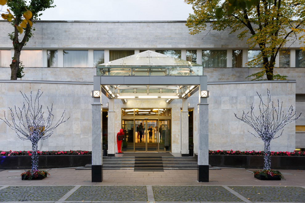 Входная группа. Резиденция К-9 на Крестовском острове.