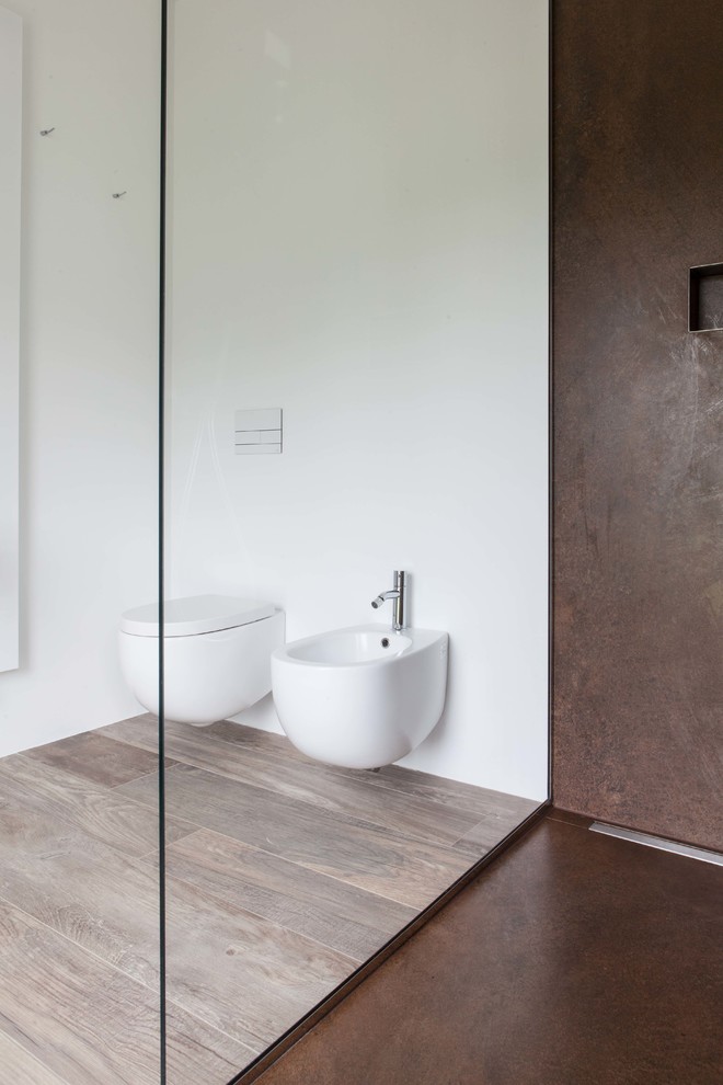 This is an example of a contemporary bathroom in Venice.