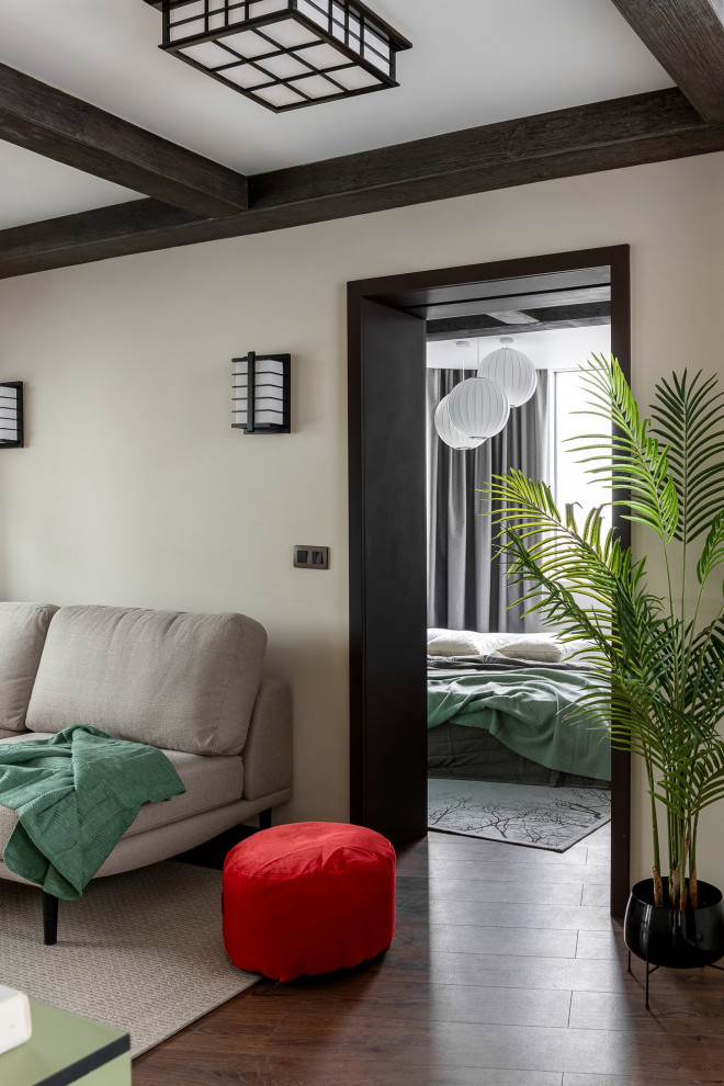 На фото: хозяйская спальня среднего размера, в белых тонах с отделкой деревом в восточном стиле с белыми стенами, полом из винила, коричневым полом, балками на потолке, обоями на стенах и матрасом на полу