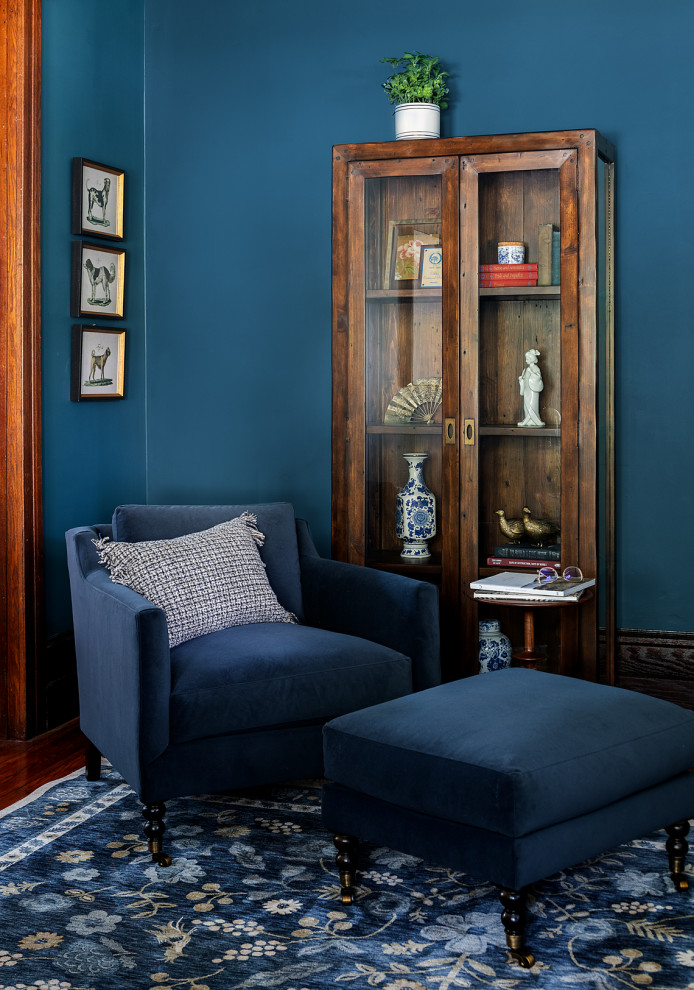 Ejemplo de despacho clásico renovado de tamaño medio con paredes azules, suelo de madera en tonos medios y suelo marrón