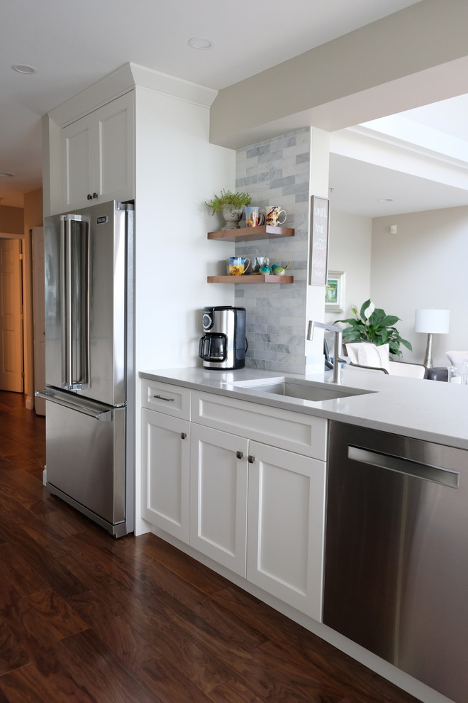 Kitchen - transitional kitchen idea in Vancouver