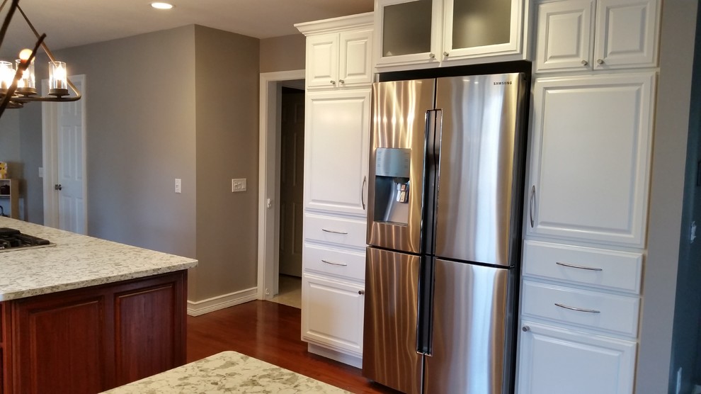 Transitional home design photo with an island