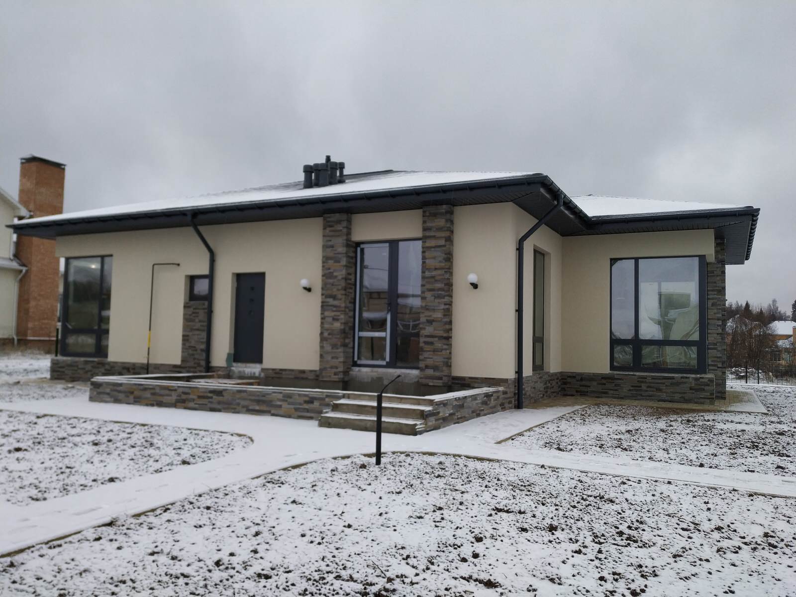 Небольшой одноэтажный дом из кирпича, утепление фасада пенопластом 150мм