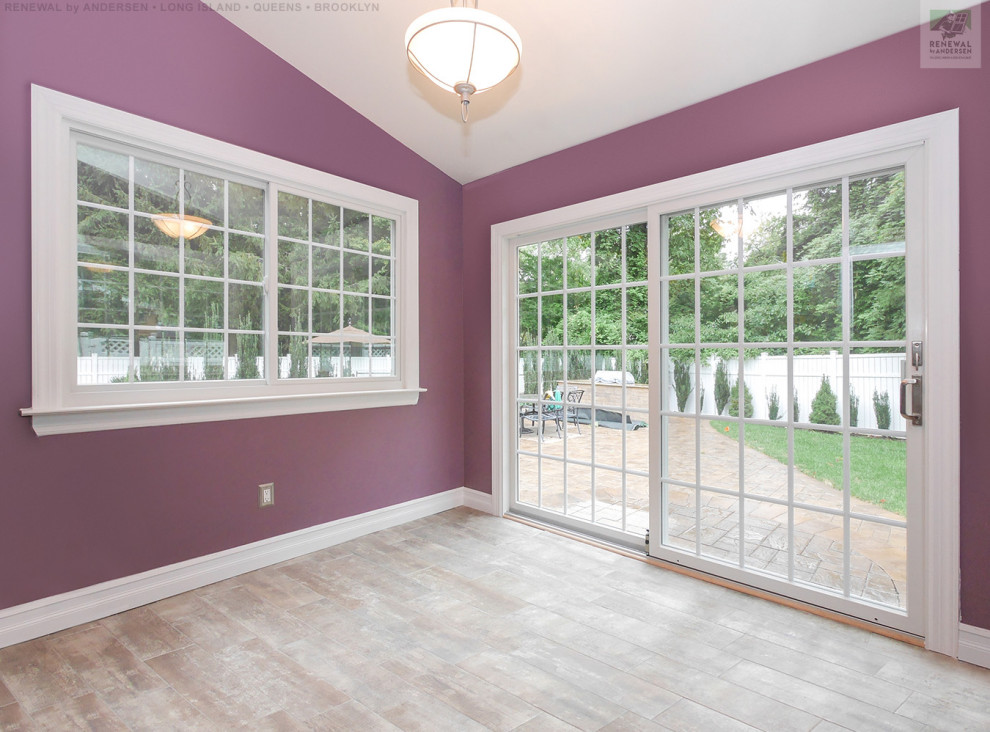 Idées déco pour un vestibule de taille moyenne avec un mur violet, un sol en carrelage de céramique, une porte coulissante, une porte en verre, un sol beige et un plafond voûté.