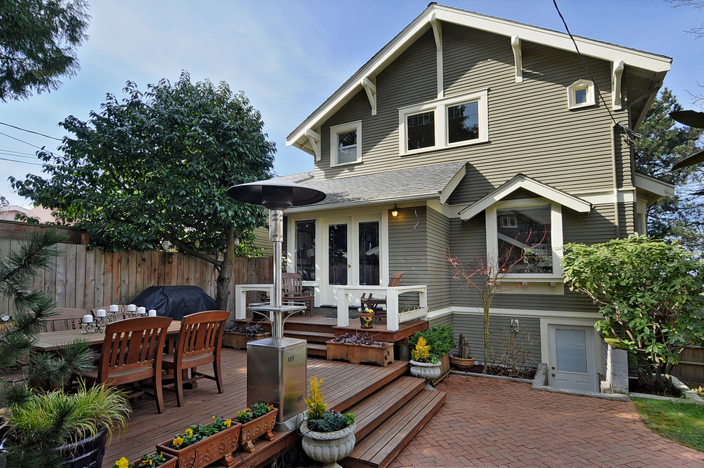 This is an example of a traditional backyard deck in Seattle.