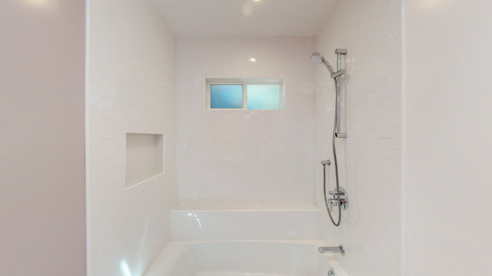 Exempel på ett modernt flerfärgad flerfärgat badrum, med bruna skåp, ett undermonterat badkar, vit kakel, mosaik, rosa väggar, mosaikgolv, ett undermonterad handfat, marmorbänkskiva och vitt golv